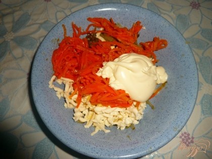 Затем к сыру и огурцу добавляем готовую морковь по-корейски. После этого добавляем немного майонеза, если морковь по-корейски содержит много масла, то без майонеза вполне можно обойтись.