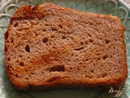 Кусок хлеба обжариваем с двух сторон на сухой сковороде, без добавления масла.