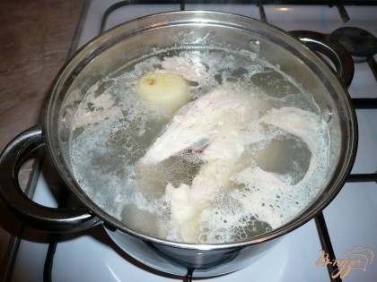 Доводим до кипения, добавляем соль. Появляющуюся на поверхности бульона пену обязательно регулярно снимаем. На несильном огне варим нашу курицу до готовности (30-40 минут, в зависимости от той части курицы, которую используем).