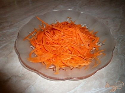 Рис высыпаем в подходящую посуду, заливаем водой, затем хорошенько промываем. Морковь промываем, чистим и натираем на терке или тонко нарезаем (мне нравиться нарезать морковь при помощи ножа для корейской моркови).