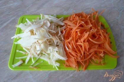 Картофель, морковь и яблоко чистим, нарезаем тоненько или натираем на крупной терке (очень удобно использовать нож для корейской моркови).