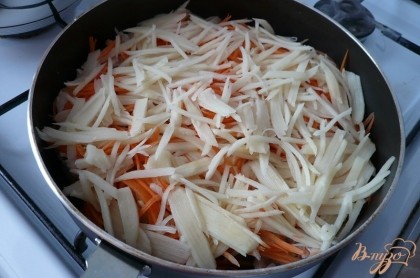 Затем следующими слоями выкладываем морковь и картофель.