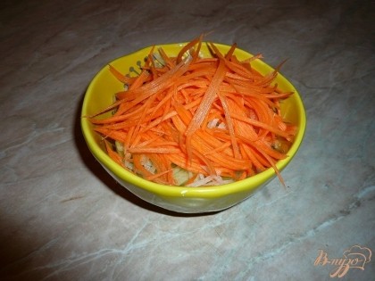 И наконец, чистим морковь и нарезаем тоненько и её тоже. Добавляем морковь к остальным составляющим.