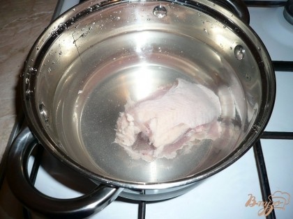 Первым делом готовим бульон для супа. Промываем кусочек курицы, например, спинку, заливаем её чистой холодной водой, ставим на огонь и доводим до кипения.