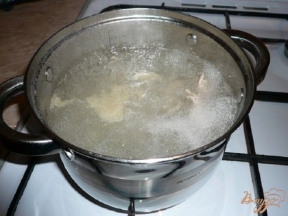 Когда вода закипит, добавляем соль и варим до готовности курицы (минут двадцать). По желанию можно добавить лавровый лис и черный горошком или душистый перец.