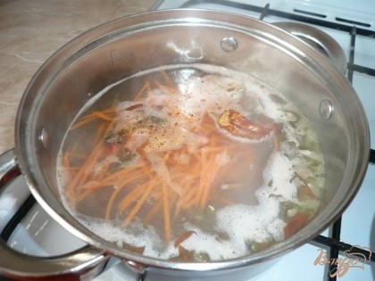 Морковь чистим и натираем на крупной терке, добавляем в суп. Варим суп до готовности.