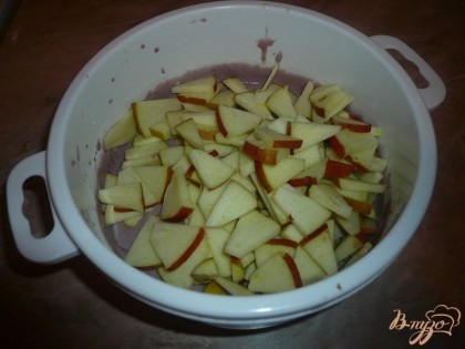Тесто готово, теперь можно заняться яблоками. Тщательно их промываем, разрезаем на несколько частей, вырезаем сердцевину с семечками. Если кожура грубая, то её лучше снять. Нарезаем яблоки довольно мелко и добавляем их к тесту.