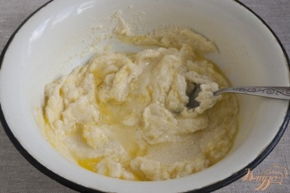 Для приготовления теста для нижнего слоя нужно растереть мягкое сливочное масло с сахаром, добавить яйцо, холодную воду.