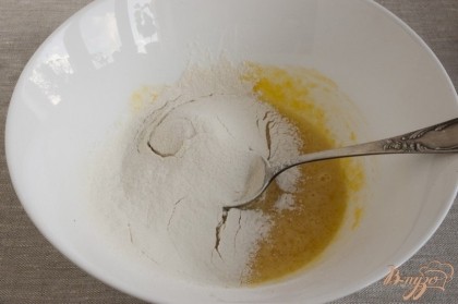 Теперь можно включить духовку на 160 градусов.Приготовить второй вид теста: для этого нужно отделить желтки от белков. Желтки взбить с сахаром, ванильным сахаром, добавить просеянную муку.