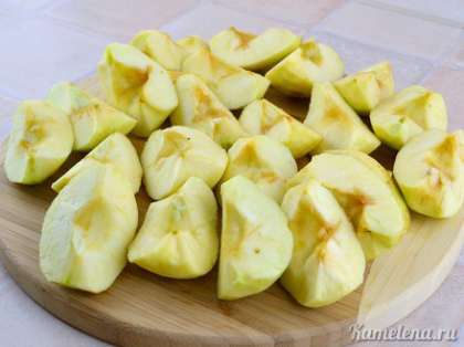 Яблоки очистить  от кожуры, разрезать пополам, вырезать несъедобную часть. Затем каждую половинку разрезать пополам (итого получаются четвертинки яблок).