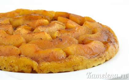 Затем приложить сверху большую тарелку и перевернуть.  Пирог с яблоками лучше всего подавать в теплом виде.