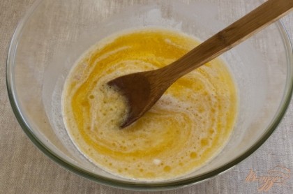 В подошедшие дрожжи влить 100 мл теплого молока. Добавить яично-масляную смесь. Перемешать.