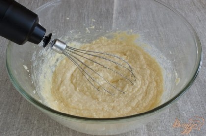 Соединить масляную смесь с яйцами. Взбивая венчиком масло с сахаром, постепенно влить взбитые яйца.