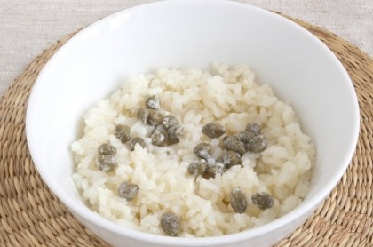 Ароматное масло с чесночным вкус и каперсами добавить к рису.