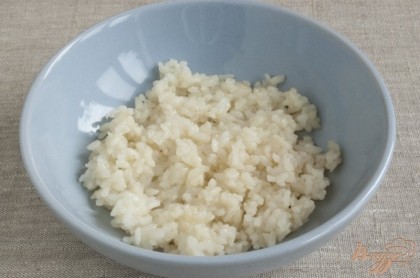 Рис промыть и отварить по полной готовности в подсоленной воде, откинуть рис на ситечко и дать стечь отвару.
