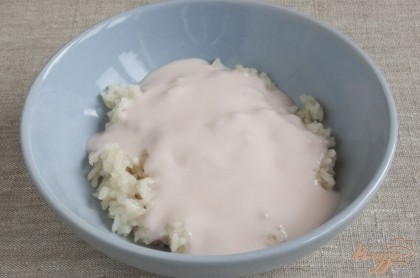 Когда рис остынет и будет еле теплым, добавить йогурт.