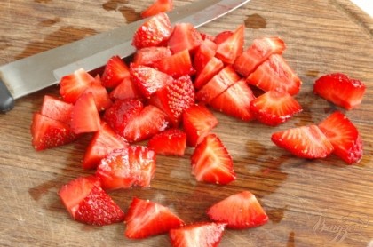 Клубнику очистить от плодоножек, промыть ягоды, нарезать небольшими ломтиками.