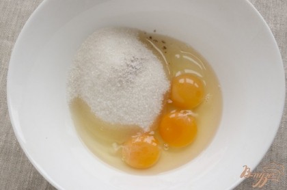 В миске соединить яйца, сахар, соль, ванильный сахар.