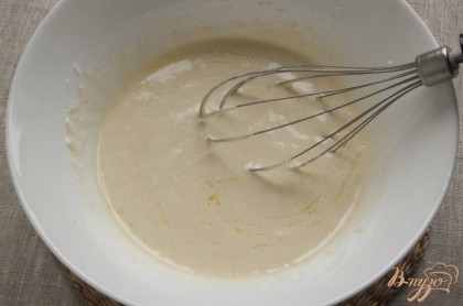 Масло растопить и остудить, добавить в тесто, перемешать.