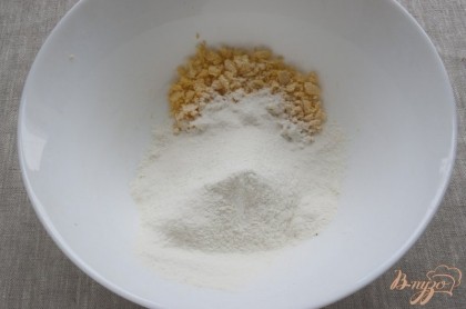 Желтки раскрошить руками в миску, добавить просеянную муку, сахарную пудру. Я добавила еще щепотку соли.