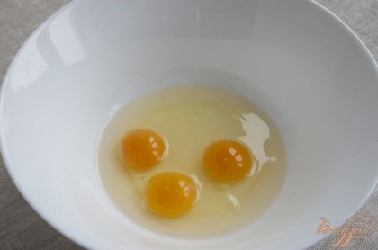 Содержимое яиц поместить в миску.