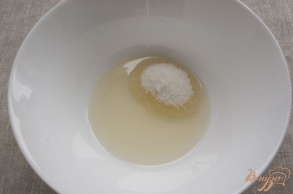 В миску поместить растительное масло, соль, сахар и ванильный сахар.