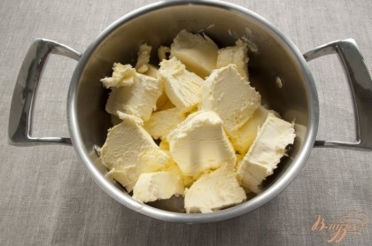 Для приготовления топленого масла необходимо сливочное масло высокого качества без добавления соли. Масло нарезать крупными кусочками, поместить в толстодонную кастрюлю и оставить на 1 час.