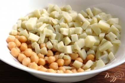 Поместить нут в миску, добавить очищенный и нарезанный кубиками отварной картофель.
