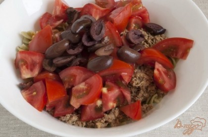 Удалить косточки из маслин, разрезать плоды на 2-4 части, добавить в салат.