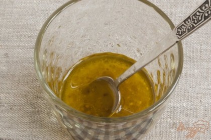 Подготовить заправку для салата, соединив оливковое масло, горчицу, сок лимона и немного сахара.
