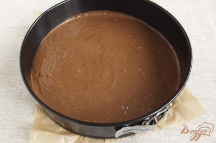 Готовое шоколадное тесто перелить в форму для выпечки, застеленную пергаментной бумагой.