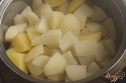 Слить отвар с картофеля. Его можно добавить в качестве жидкости в первые или вторые блюда.