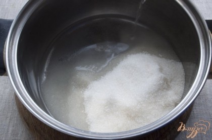 В кастрюле соединить воду и 300 г сахара.