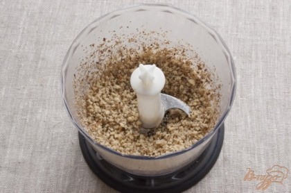 Грецкие орехи измельчить при помощи блендера в мелкую крошку.