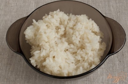 Рис, отваренный до полуготовности, откинуть на сито, дать стечь жидкости. Отложить в сторону, чтобы рис остыл.