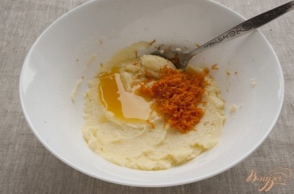 Апельсин тщательно вымыть, при помощи терки счистить цедру. Вдавить из мякоти сок. В миску с масляной смесью добавить цедру и 1 ст.л. сока.