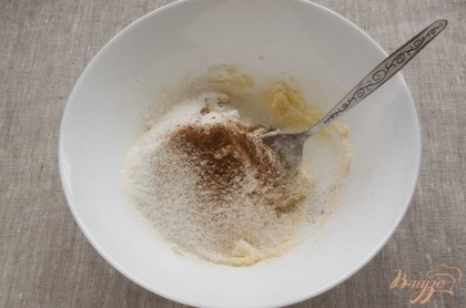 Просеять в миску к масляной смеси муку, добавить 1 щепотку разрыхлителя и корицу.