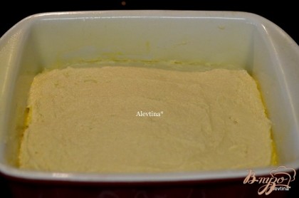 Добавляем смешанную  муку с пищевой содой в три приема, после каждого перемешиваем, затем кефир.Вылить тесто в форму, распределить лопаткой.