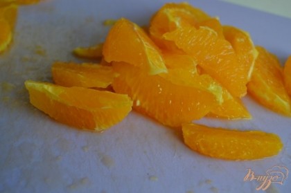 Апельсин нарезать на дольки (без светлых перепонок)