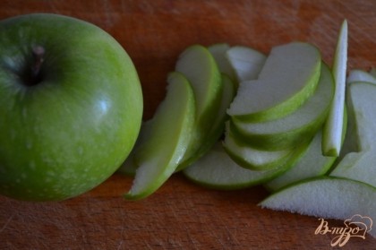Яблоко нарезать на дольки.