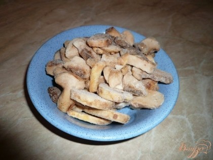 Для приготовления риса с шампиньонами грибы подойдут как свежие, так и замороженные. Конечно, предпочтительнее первый вариант, но и с замороженными очень неплохо, только перед приготовлением их лучше предварительно разморозить.
