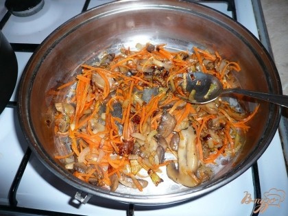Обжаренные шампиньоны с морковью и луком перекладываем в глубокую сковороду.
