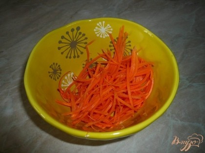Морковь промываем, чистим и натираем на крупной терке или мелко нарезаем.