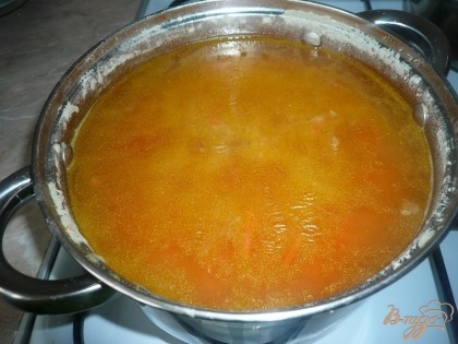 После этого продолжаем варить до готовности картофеля. Пробуем на соль и при необходимости подсаливаем. Суп получается достаточно густой, поэтому на этом шаге его также надо периодически помешивать.