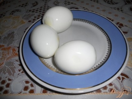 Куриные яйца отвариваем вкрутую (минут десять после закипания и не страшно, если желток будет с серой каемкой - в готовом продукте это будет незаметно). Вареные яйца остужаем в холодной воде и очищаем от скорлупы.