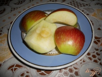 Яблоко выбираем не очень сладкое, покислее. Промываем его, разрезаем на четыре-шесть частей (по размеру чтобы проходили в жерло мясорубки) и вырезаем сердцевину с семенами. Если кожура слишком грубая, то яблоко лучше почистить.
