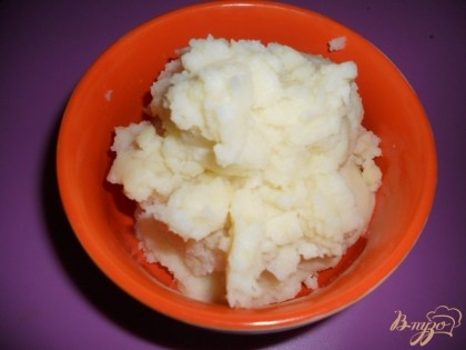 Картофель чистим и отвариваем до готовности (в процессе варки добавляем соль), затем делаем из него пюре (добавляем немного воды, в которой варился картофель или молока) и даем остыть.