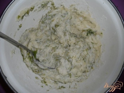 Укроп (или другую зелень по вкусу) мелко нарезаем и соединяем с получившейся смесью. Укроп не обязательно использовать свежий, вполне подойдет замороженный или даже сухой.