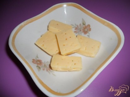 Смесь для картофельных зраз готова, осталось подготовить начинку. Для нее любой твердый сыр нарезаем небольшими кусочками. Можно сделать начинку посложнее - например, обжарить грибы и смешать их с сыром.