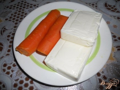 Первым делом надо отварить морковь до готовности, хорошо это сделать заранее. Остужаем её и чистим. Плавленные сырки подойдут любые, но без ароматизаторов, типа бекона или грибов. Понадобятся два сырка весом по семьдесят грамм (сырки, морковь и селедку берем равное по весу количество, поэтому, если сырок стограммовый, то лучше взять не два, а полтора).